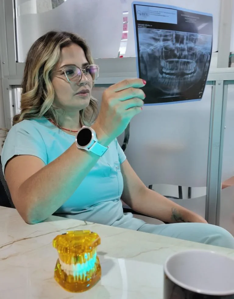 Dra. Julieth Cerón atendiendo paciente